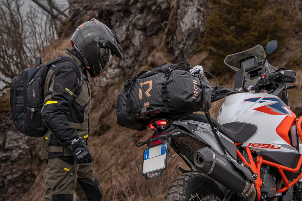 Jak prawidłowo dobrać kufry motocyklowe i stelaże? Przewodnik dla podróżników